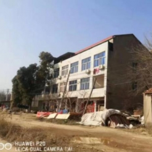 汉南育才路因房屋拆迁问题,仅能实施修建半幅路面