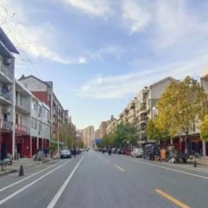 汉南纱帽这条支路划线,规范行驶与停车