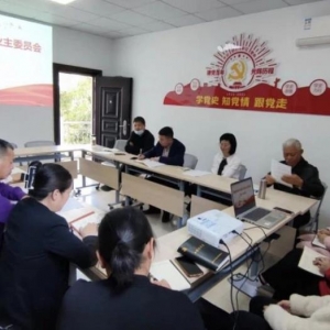 汉南纱帽街道薇湖路社区红色业委会成立后 这小区开启了由“乱”到“治”的新局面