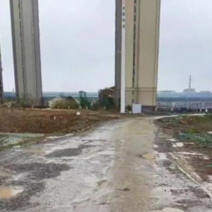 通往汉南这个小区的破烂道路终于迎来翻修!