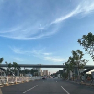 汉南兴城大道上最长过街天桥架设完成!多座天桥正在架设中~