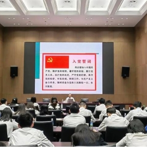 武汉经开区开展公务员法学习宣传活动
