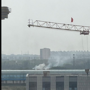 汉南马影河地铁站B出口各种焚烧杂草树干