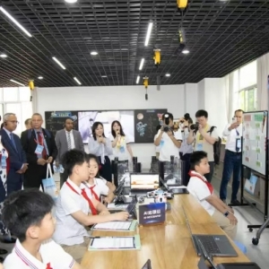 国际教育大咖和武汉经开区小学生一起“云游”火星