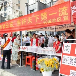 高考首日,车谷考生昂首奔赴考场