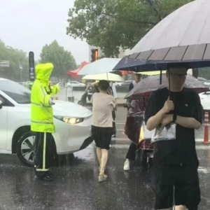 暖心护航!武汉经开区全力保障学子顺利赴考