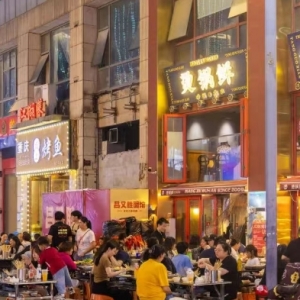 瞧,夏夜的车谷升腾烟火气