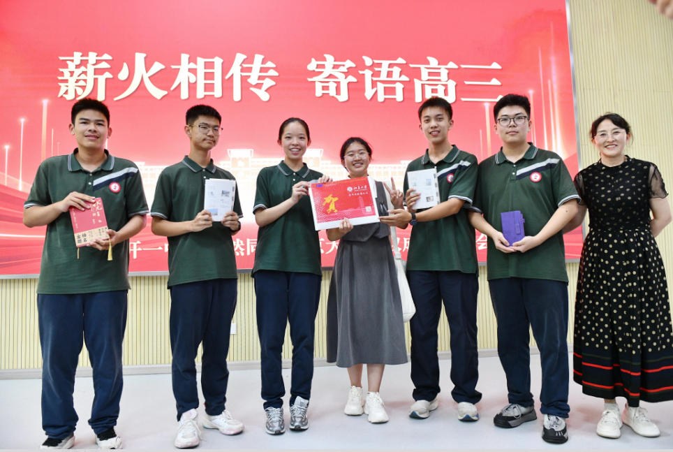 武汉经开区|考上北大后,她回母校分享求学故事与成长感悟