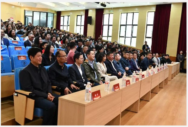 武汉经开区启光实验中学正式揭牌,开启新篇章!