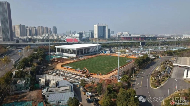 武汉体育中心1号足球场正在改造