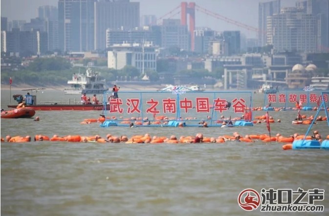 238名武汉经开区“泳士”逐浪长江