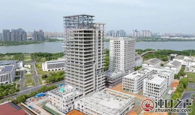 “五一”不停工 近千名建设者坚守武汉经开区数字经济产业园