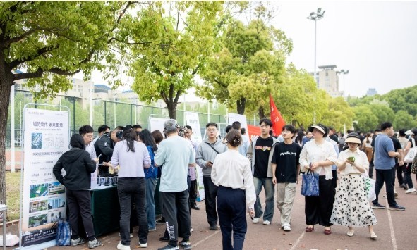武汉经开区把“车谷好房”送进江汉大学校园里