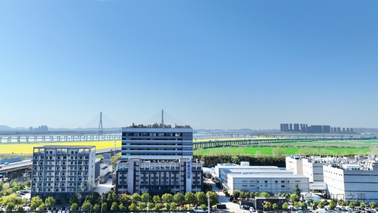 鼎龙股份总部位于武汉经开区，2010年创业板上市