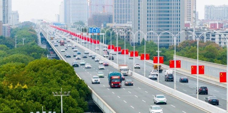 迎国庆,沌口飘起绚丽“中国红”