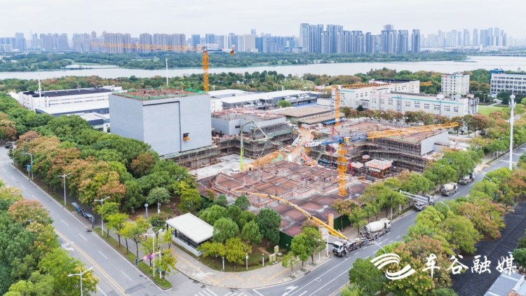 国庆假期不停工,南太子湖畔一栋栋建筑正拔地而起