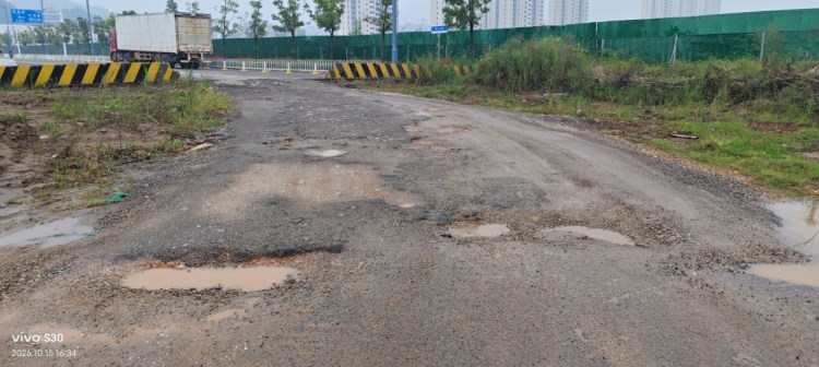 武汉经开区这个路段急需规划！下雨天没法下脚啊