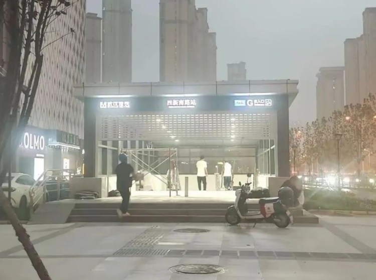 12号线四新南路站出入口已经亮灯